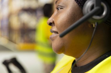 Siyahi çalışanların müşteri hizmetleri yardım hattını kapatması sipariş takibi ya da yanlış adres sevkiyatı yapanlara yardım etmesi. Kulaklıkta E-ticaret kargo sorunları.