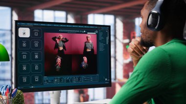 Afrikalı Amerikalı kullanıcı modern çatı katında dijital fotoğraflar yaratmak için üretici yapay zeka programı kullanıyor. İnsan yaratıcı görselleştirmeyi yapay zeka araçlarıyla, isteklerle keşfeder. Kamera A.