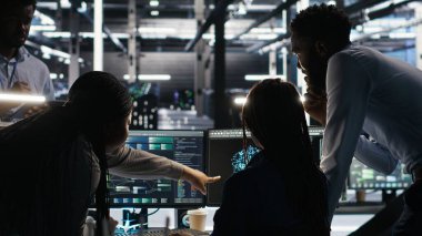 Sunucu merkezi mühendislik ekibi sistem sağlığını optimize etmek için düğüm ağacı yazılımı kullanıyor. Veri merkezi çalışma arkadaşları Yapay Zeka görselleme, kamera B kullanılarak beyin fırtınası ekipman sorunları