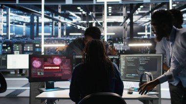 Veri merkezindeki siber güvenlik ekibi güvenlik ihlaline cevap veriyor. Yetkisiz girişi engellemeye çalışıyorlar. Siber saldırı sırasında sunucuları güvene almak ve hassas bilgileri korumak için acele eden işçiler, kamera A