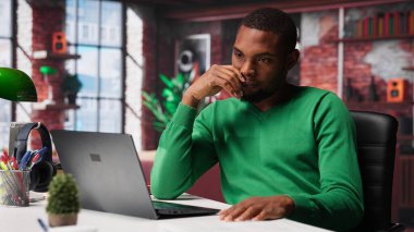 Telgraf çalışanı sırt duruşunu düzeltiyor ve masadaki kaslara kramp giriyor. Yorgun ve sırt ağrısından rahatsız. Freelancer ofis sendromu, rahatsızlık yaşıyor. Kamera A.