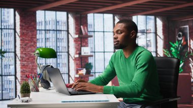 Ofisteki bilgisayarına günlük işleri çözmek için yazı yazan, uzaktan kumandalı serbest çalışan Afro-Amerikalı bir adam. Çatı katında web 'de sörf yapan genç bir yetişkin. Kamera B.