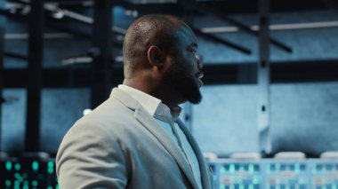 Veri merkezi mühendisi, sunucu donanımını ayarlıyor. Yapay zeka işleme operasyonlarına güç veriyor. Yönetici sunucu dizilerini denetler eğitim verilerini yönetir altyapı, kamera B