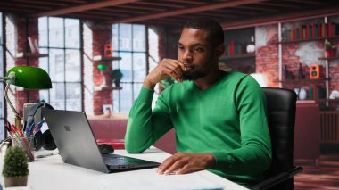 Telgraf çalışanı sırt duruşunu düzeltiyor ve masadaki kaslara kramp giriyor. Yorgun ve sırt ağrısından rahatsız. Freelancer ofis sendromu, rahatsızlık yaşıyor. Kamera B.