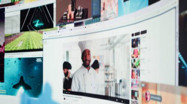 Modern sosyal medya besleme videolarını gösteren birbirine bağlı ekranlar kolajı. Modern dijital yaşam tarzını vurgulayan video dağıtım hizmeti içeriği ile veri güdümlü dünyanın görselleştirilmesi