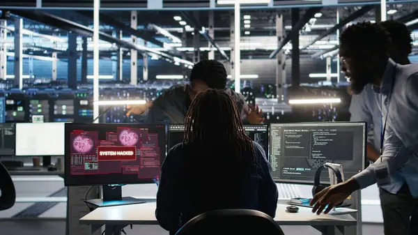 Veri merkezindeki siber güvenlik ekibi güvenlik ihlaline cevap veriyor. Yetkisiz girişi engellemeye çalışıyorlar. Siber saldırı sırasında sunucuları güvene almak ve hassas bilgileri korumak için acele eden işçiler, kamera A