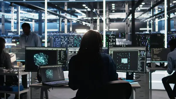 Ofise giren veri merkezi programcısı, ekipman performans sorunlarını tanımlamak için düğüm ağacı programını kullanıyor. Sunucu merkezi çalışanı masada oturuyor, arızaları en aza indirmek için veri analiz grafiğini gözden geçiriyor, kamera A