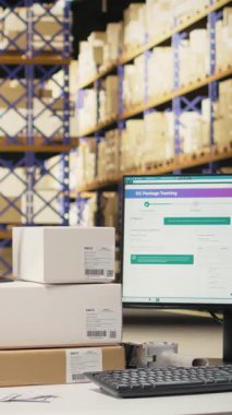 Dikey Video Uçsuz bucaksız depo boş raflar ve açık malzeme odası perakende satış ve ekspres teslimat için uygun hale getirildi. Kargo dağıtımı için lojistik merkezi ideal