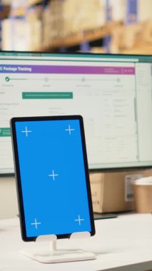 Dikey Video Depoda çalışan tezgahtar krom anahtar görüntülerinin yanına barkod etiketleri basıyor, paket sevkiyatını hazırlamak için numaraların etiketleme işlemlerini yürütüyor. İstasyonda sipariş tamamlama