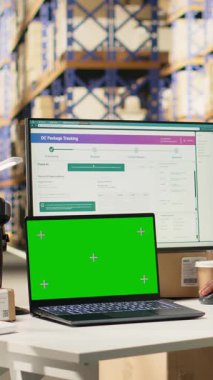 Dikey Video E-ticaret çalışanı, paket izleme servisi için etiket verilerini kullanarak, sistemde fotokopi alanı ile hava yolu faturalarını kaydediyor. Depoda raflı yeşil ekran kullanılıyor