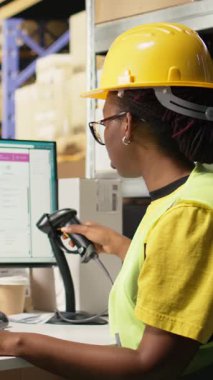 Dikey Video Kara Depo asistanı tarayıcı ile etiketler üzerinde izleme bilgilerini kaydeder, dağıtım işleminden önce paket hazırlıklarıyla ilgilenir. Kutulardaki sevkiyat detayları için barkodları tarıyorum.