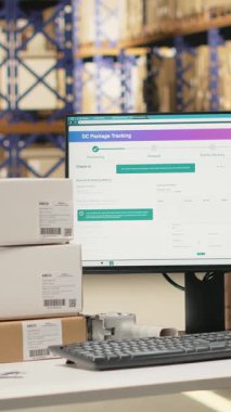 Endüstriyel rafları ve büyük ölçekli e-ticaret faaliyetleri için paketlerle dolu rafları olan dikey video doldurma merkezi. Hızlı dağıtım, ürün paketleme ve sipariş için tasarlanmış alan