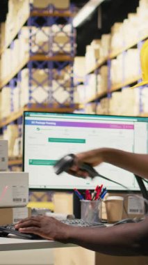 Dikey Video Siyah çalışanı, ambardaki sorunsuz dağıtım işlemlerini sağlamak için makine öğrenme ve paket izleme bilgilerini kullanarak paket izleme verimliliğini arttırmak için yapay zeka araçları ile çalışır.