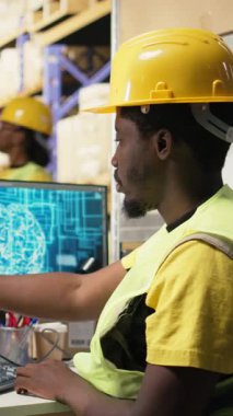 Dikey Video Çalışanı, e-ticaret perakende işlemlerini tamamlamak için yapay zeka makine öğrenme sistemine sahip barkodları kaydederek, etiket üzerindeki hava yolu faturalarını taramak için yapay beyin otomasyonu kullanır.