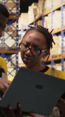 Vertical Video Large iş depo personeli dizüstü bilgisayar verileri, dağıtım prosedürleri ve depolama merkezi rafları etrafında depolama işlemleri ile sipariş gerçekleştirme işlemleri yürütüyor. Paket Sıralama