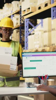 Dikey Video Delikanlısı barkodlarda tarayıcı kullanıyor ve dağıtım merkezine etiket takıyor. Organize raflar, paket etiketleri ve güzergah planlaması verimli sevkiyat ve sipariş yerine getirilmesi. Kamera.