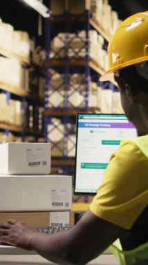 Dikey Videocu Adam, AI ve awb kargo etiketlerinde beyin otomasyonlu bilgi takibi için tarayıcı kullanıyor. Yakındaki bir dizüstü bilgisayarda paket izleme yazılımı. Sinirsel ağ desteği ile çevrimiçi alışveriş