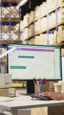 Dikey Siyah Kadın Barkodları ve sevkiyat detaylarını doğrulayan etiketler ve izleme yazılımı, tedarik zinciri lojistiğine ve e-ticaret dağıtımına odaklanan. İşçi envanteri gözden geçiriyor