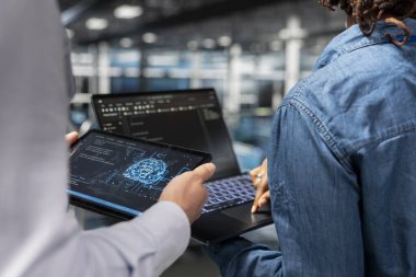 Yapay zeka araçlarıyla süper bilgisayarlarda bakım yapan yöneticileri kapatın. Derin öğrenme ve sinirsel ağ analizleri için kullanılan verileri güncelleyen sunucu tarım işçileri.