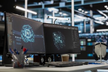 Bilgisayar ekranları veri merkezi donanımını izliyor. Yapay zeka eğitim modelleri ve otomasyon sistemleri için bilgisayar gücü sağlıyor. Bilgisayar, karmaşık makine öğrenme verilerini depolayan rackmount 'ları denetlerken görüntüler