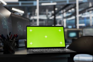 Veri merkezindeki masadaki, yapay zeka sistemleri için gerekli süper bilgisayarları denetleyen izole ekran laptopunu kapat. Ofisteki sunucu odası ekipmanlarını izlemek için kullanılan model defter