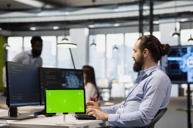 Makine öğrenme algoritmaları parametrelerini ayarlamak için izole ekran tableti kullanan mühendis, iş akışını otomatik hale getiriyor. Krom anahtar aygıtında kod optimizasyonu için yapay zeka kullanan bir teknoloji çalışanı.