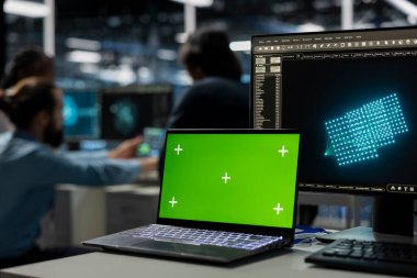 AI LLM asistanını kullanarak veri merkezindeki geliştiricilerin kullandığı yeşil ekran laptopunu kapat. Sunucu merkezi çalışanları tarafından kullanılan krom anahtar defteri yedekleme yapmak için büyük dil modeli kullanıyor