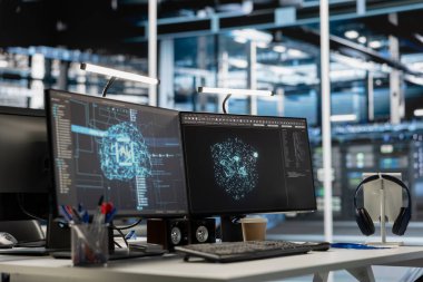 Nöral ağ görselleştirmeleri ve kod analiz araçlarını gösteren monitörleri olan yapay zeka çalışma istasyonu. Yüksek teknoloji veri merkezindeki bilgisayarlar makine öğrenme işlemlerini destekliyor