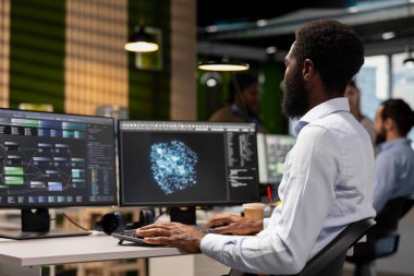 Yazılım mühendisi yapay zeka şirketinde kodlama yaparken yapay zeka modeli yardımı koz olarak kullanıyor. Başlangıçtaki programcı LLM sohbet robotu önerilerini kod düzenleyicisine entegre eder