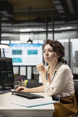 Kadın yönetici, performans ölçümlerini tahmin etmek ve kurumsal büyüme elde etmek için analitik ve dijital araçlar kullanarak iş stratejisi ve yeni bir fırsat planlamasına odaklandı..