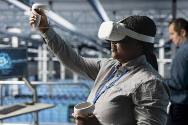 VR donanımı kullanarak sunucu merkezini kapat, AI yazılımında sorun çıkarma kodu hatası. Veri Merkezi çalışanı sanal gerçeklik teknolojisi kullanarak yapay zeka uygulamalarını izliyor, yazılım performansını artırıyor