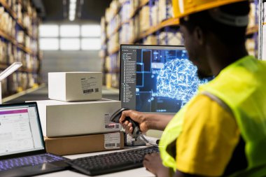 Yapay zeka sinirsel ağlarının yardımıyla sevkiyat detaylarını kaydetmek için tarayıcı kullanarak, yapay zeka barkodlarını tarayan Afrikalı Amerikalı bir çalışan yapay zeka izleme yazılımı oluşturdu..