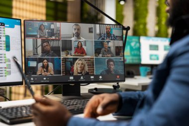 Siyahi CEO, hissedarlarla proje brifingini tartışmak ve verimli bir ortaklık geliştirmek için çevrimiçi video konferans sohbeti yapıyor. Yenilik için web sohbet videosu konferansı.