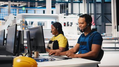 Mühendis, güneş paneli fabrikasındaki kulaklıkla teknik destek sağlıyor, operatör müşterilere güneş enerjisi teçhizatı sorunlarında yardımcı oluyor. Yardım hattında etkili bir iletişim sağlanıyor. Kamera B.