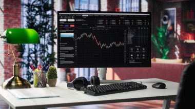 Çevrimiçi finans faaliyetleri sunan geniş ve zarif bir ev ofisi. Eğilimleri görselleştirmek için ideal ortam, likidite verileri, kâr takibi ve hisse senedi ticaret performansı. Kamera A.