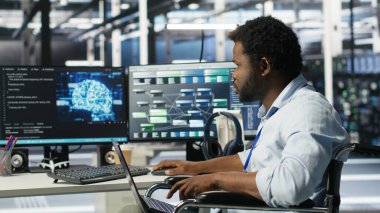 Engelli sunucu odası yönetimi makine öğrenme ve veri analizi grafiklerini yorumlar. Yapay zeka sistem ölçümlerini kullanarak veri merkezinde bilişim uzmanı, kamera B