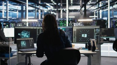 Sunucu tarım yazılım geliştiricisi yapay zeka oluşturulmuş veri analizi grafiklerini yorumluyor. Yapay zeka programı kullanan veri merkezi uzmanı öngörü sistemi ölçümlerini, kamera A 'yı gösteriyor.