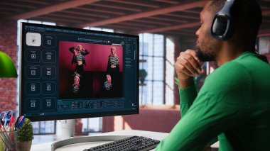 Afrikalı Amerikalı kullanıcı modern çatı katında dijital fotoğraflar yaratmak için üretici yapay zeka programı kullanıyor. İnsan yaratıcı görselleştirmeyi yapay zeka araçlarıyla, isteklerle keşfeder. Kamera B.