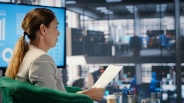 Performans ve kalkınmayı yönlendirmek için metrik ve strateji kullanan güçlü insanlar arasında yeni bir ortaklık kurulması yönündeki liderlik ve iş planlamasını vurgulayan ofis toplantısı. Kamera B.