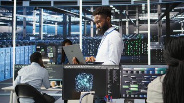 Veri merkezi mühendisi kaynak tahsisini optimize etmek için düğüm ağacı programlaması yapıyor. Sunucu tarım uzmanı bakım planlama için öngörücü yapay zeka görselleştirme sistemleri kullanıyor, kamera A