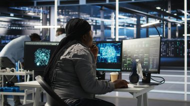 Veri merkezi yazılım geliştiricisi donanımı yapılandırmak için yapay zeka derin öğrenme modelleri kullanıyor. Bilgi İşlem uzmanı sunucu çiftliğinde yapay zeka programlama dili üzerinde çalışıyor, sistem optimizasyonu, kamera A