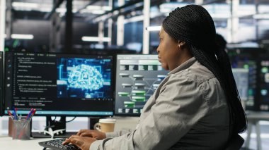 Veri Merkezi çalışanı yapay zeka çözümlerini optimize ediyor. Sunucu tarım yazılım geliştiricisi yapay zeka teknolojisi uyguluyor altyapı devre dışı kalma süresini en aza indiriyor, kamera B