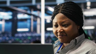 Sinirli veri merkezi yöneticisi düğüm ağacı programlamada sorun yaşıyor. Sunucu odasındaki sinirli kadın öngörü yapay zeka görüntüleme sistemini kullanırken arıza çıkarıyor, B kamerası kapatıyor.