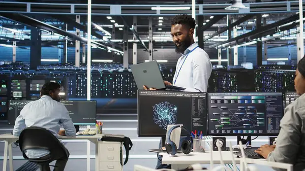 Veri merkezi programcısı ekipman performans sorunlarını tanımlamak için düğüm ağacı yazılımı kullanır. Afrikalı Amerikalı sunucu tarım işçisi donanım arızalarını en aza indirmek için veri analizi grafiğini inceledi, kamera A