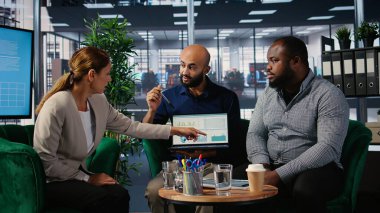 Yeni bir ortaklık stratejisi üzerinden çalışan kararlı liderlerle iş toplantısı, şirket liderliği ve yatırım girişimlerini güçlendirmek için görüş ve analizleri gözden geçirme. Kamera A.