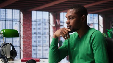 Afrikalı Amerikalı adam müşteri sayısını arttırmak için yeni fikirler düşünüyor. Finansal büyüme için bir çözüm bulmak için birden fazla iş yapıyor. Genç uzaktan kumandalı işçi yaratıcılığını kullanıyor. Kamera B.