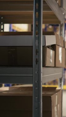 Endüstriyel rafları ve büyük ölçekli e-ticaret faaliyetleri için paketlerle dolu rafları olan dikey video doldurma merkezi. Hızlı dağıtım, ürün paketleme ve sipariş için tasarlanmış alan