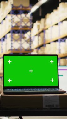 Laptop dağıtım hizmetinde krom anahtarı olan dikey video tamamlama merkezi, masadaki tarayıcı ve bilgisayarla sipariş işleme. Güvenilir lojistik ve