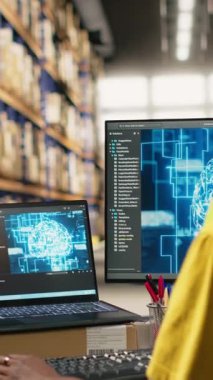 Dikey Video Kadını, barkodları taramak ve kaydetmek için gelişmiş yapay zeka araçları kullanıyor, e-ticaret perakende operasyonlarını tamamlamak için yapay zeka otomasyonu. Derin öğrenme destek izleme yazılımı