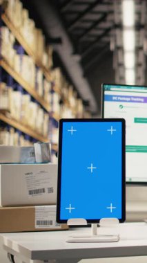 Dikey Video Depoda çalışan tezgahtar krom anahtar görüntülerinin yanına barkod etiketleri basıyor, paket sevkiyatını hazırlamak için numaraların etiketleme işlemlerini yürütüyor. İstasyonda sipariş tamamlama